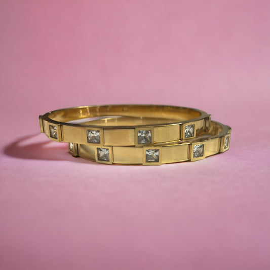 AKILA || Square spaced diamond bangle